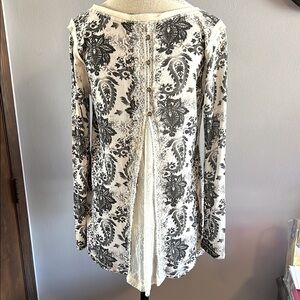 Unique Lace Back Floral Top 🖤